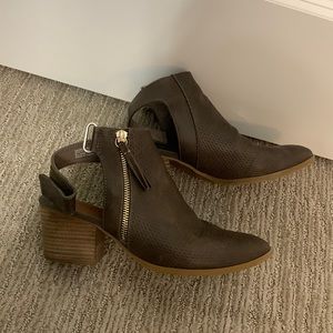 Bare trap closed toe booties 8 1/2